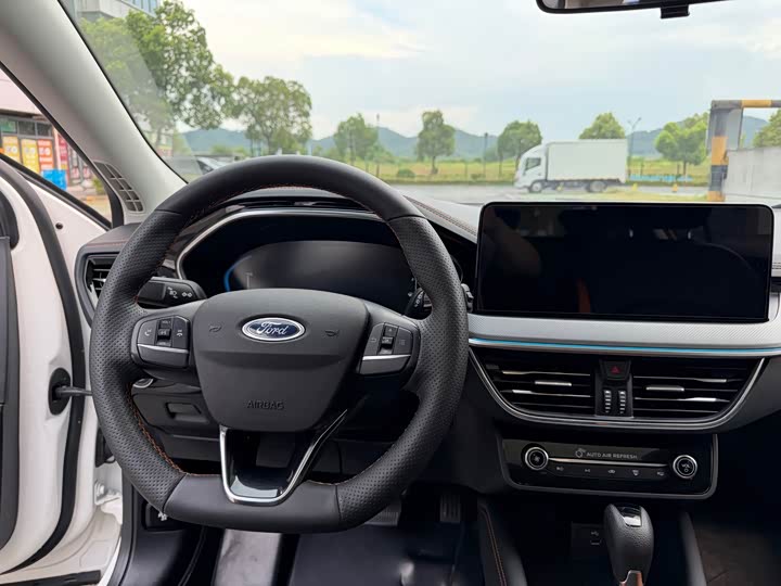 Ford Focus, 2022 — фото 8 из 9