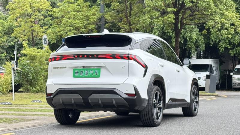 Geely Galaxy L7, 2023 — фото 7 из 12