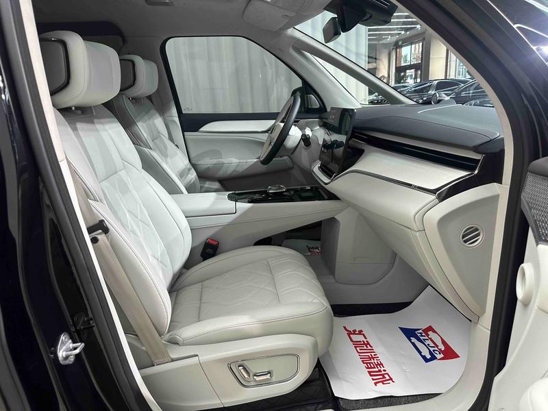 Volvo EM90, 2024 — фото 11 из 12