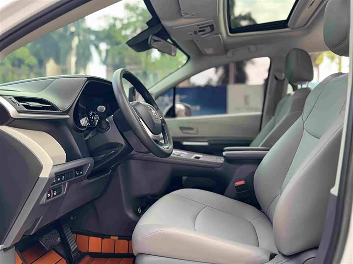 Toyota Granvia, 2023 — фото 6 из 9