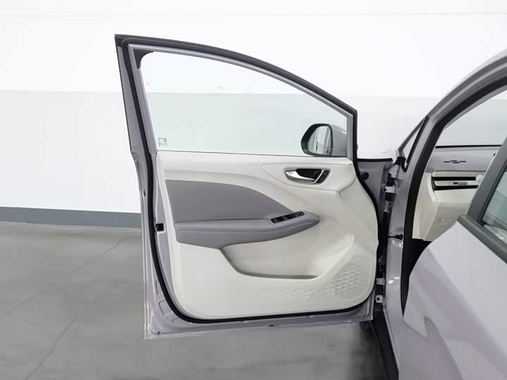 MG Motor 4 EV, 2025 — фото 8 из 9