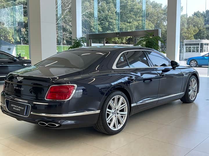 Bentley Flying Spur, 2023 — фото 5 из 9