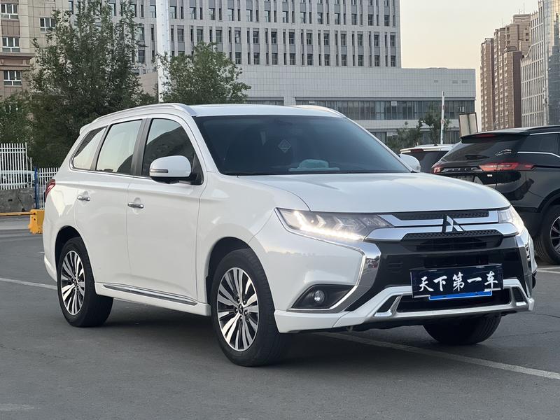 Mitsubishi Outlander, 2022 — фото 3 из 10