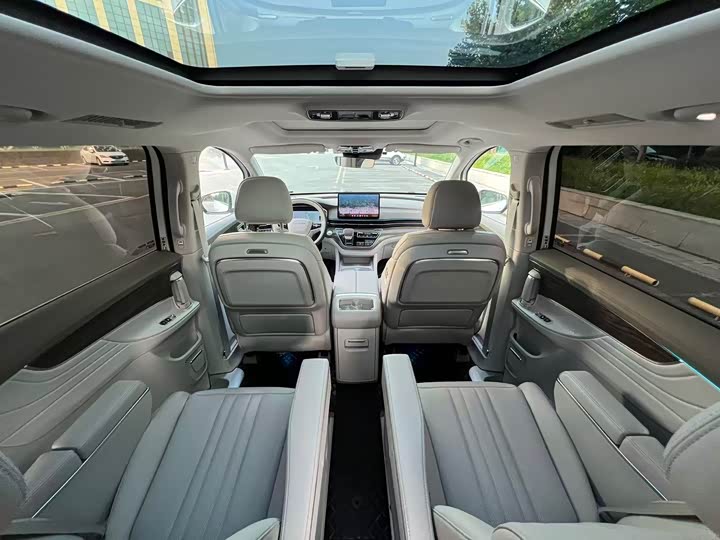Roewe iMax 8 EV, 2024 — фото 4 из 9