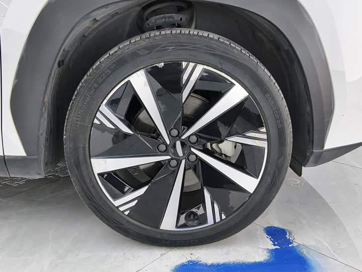 Geely Atlas L, 2023 — фото 6 из 9