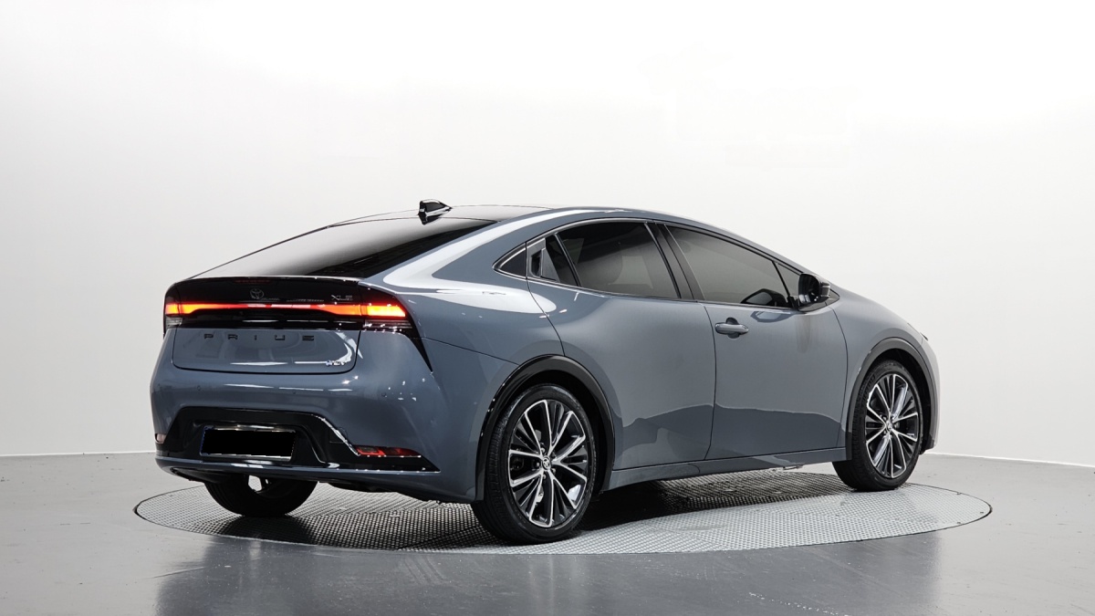 Toyota Prius, 2023 — фото 2 из 12