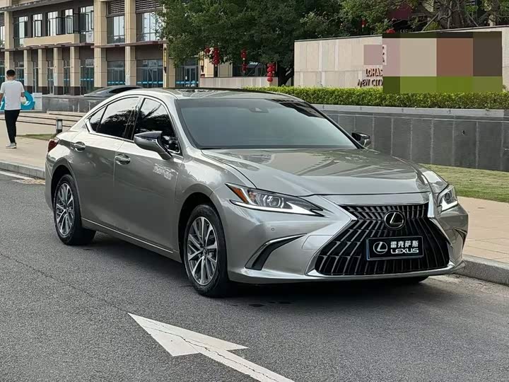 Lexus ES, 2023 — фото 2 из 7