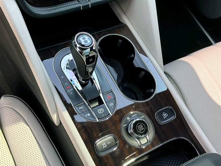 Bentley Bentayga, 2023 — фото 5 из 9