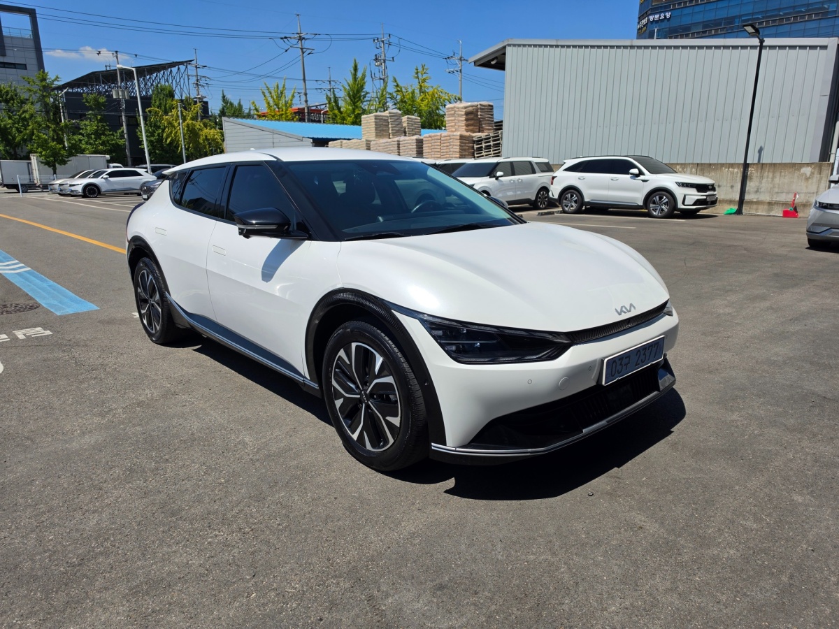 Kia EV6, 2022 — фото 2 из 12