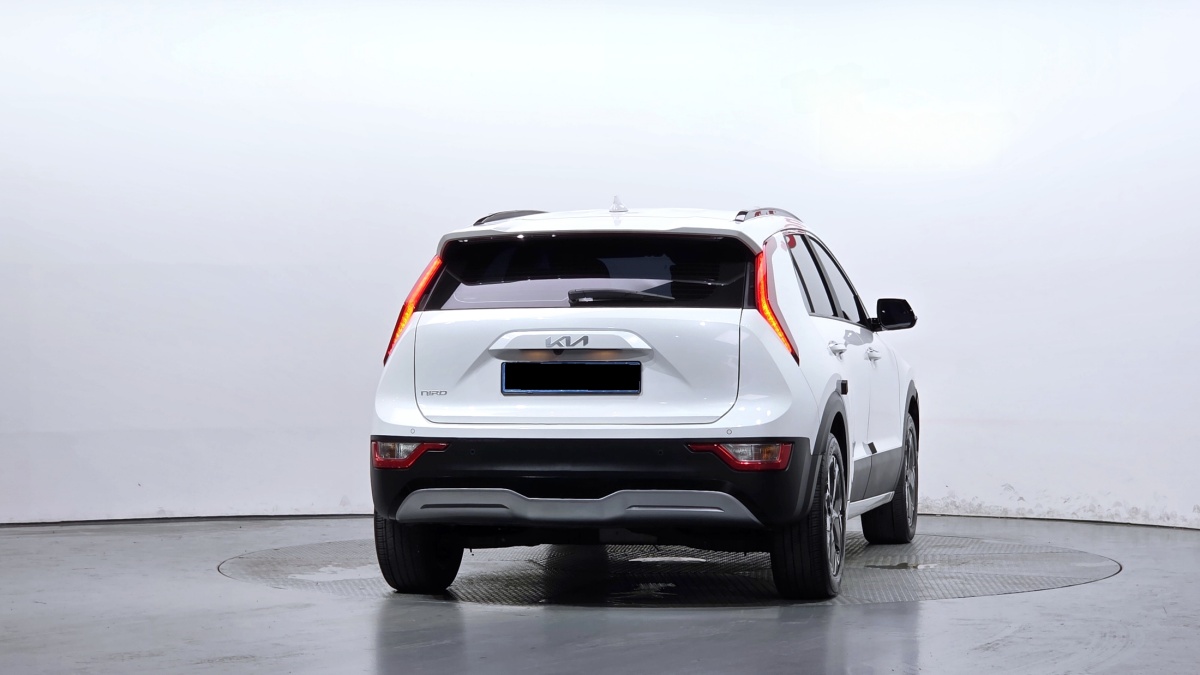 Kia Niro, 2023 — фото 4 из 12