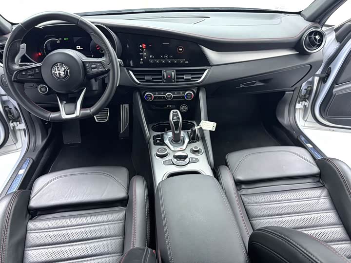 Alfa Romeo Giulia, 2023 — фото 7 из 9