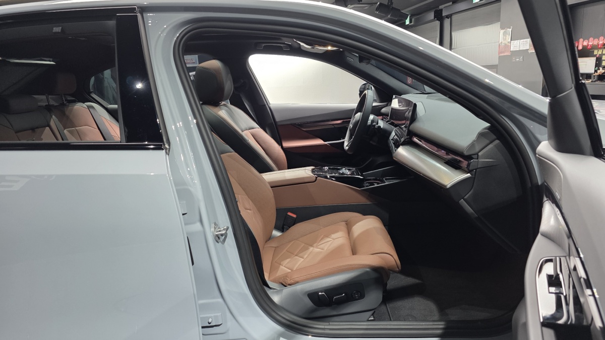 BMW 5 Series, 2025 — фото 10 из 12