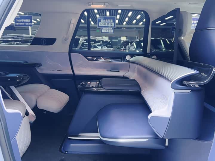 Lincoln Navigator One, 2022 — фото 6 из 9
