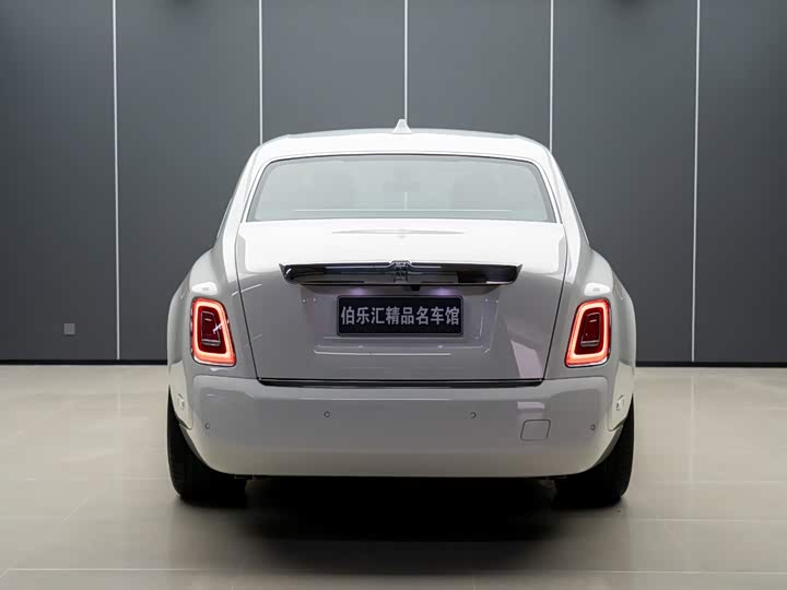 Rolls-Royce Phantom, 2022 — фото 6 из 9