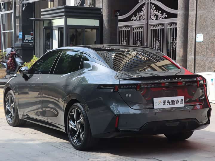 Lynk & Co 07 EM-P Hybrid, 2025 — фото 6 из 9