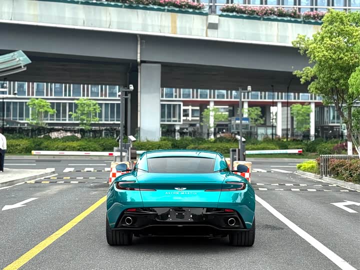 Aston Martin DB12, 2025 — фото 8 из 9