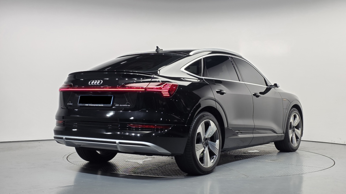 Audi e-tron, 2022 — фото 2 из 12