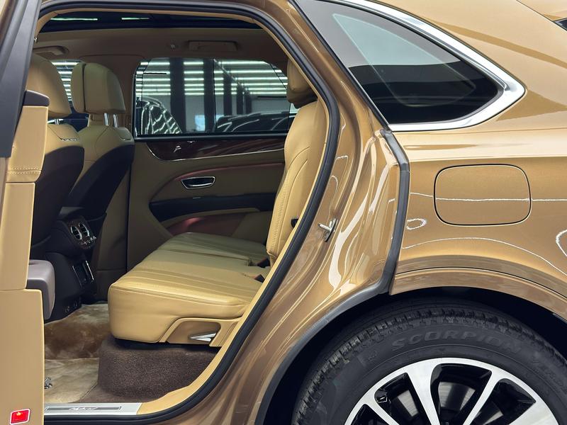 Bentley Bentayga Hybrid, 2022 — фото 9 из 12