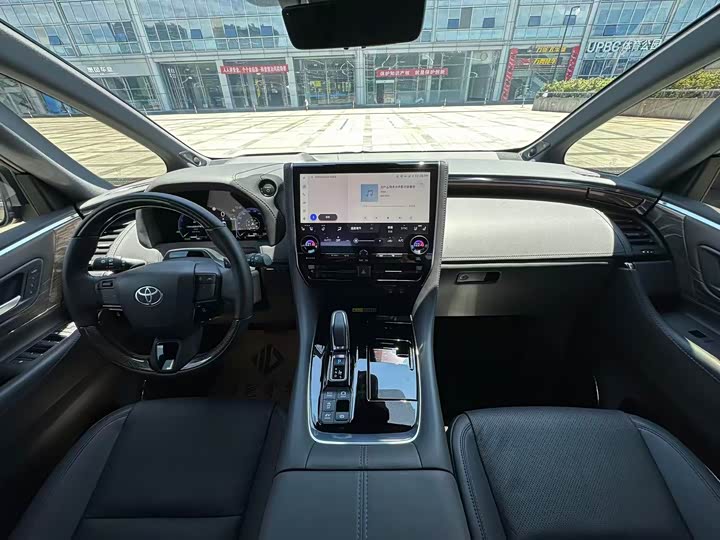 Toyota Alphard, 2025 — фото 8 из 9