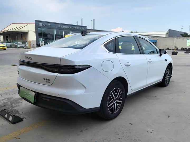 BYD Seal 05 DM-i Hybrid, 2024 — фото 8 из 9