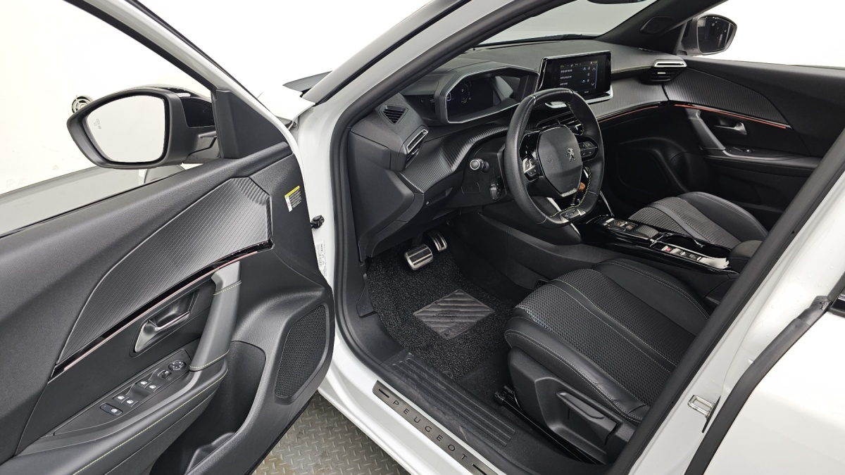 Peugeot 2008, 2023 — фото 10 из 12