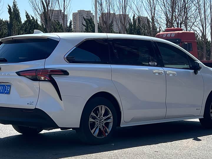 Toyota Sienna, 2024 — фото 4 из 9