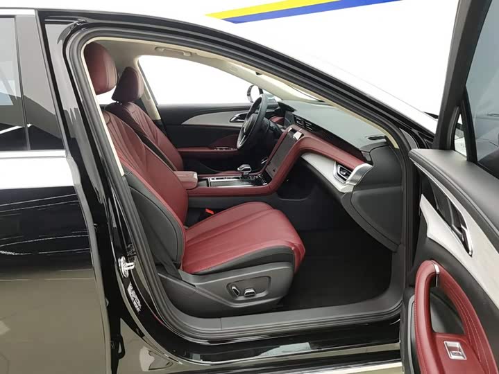 Hongqi H5 Hybrid, 2025 — фото 8 из 9
