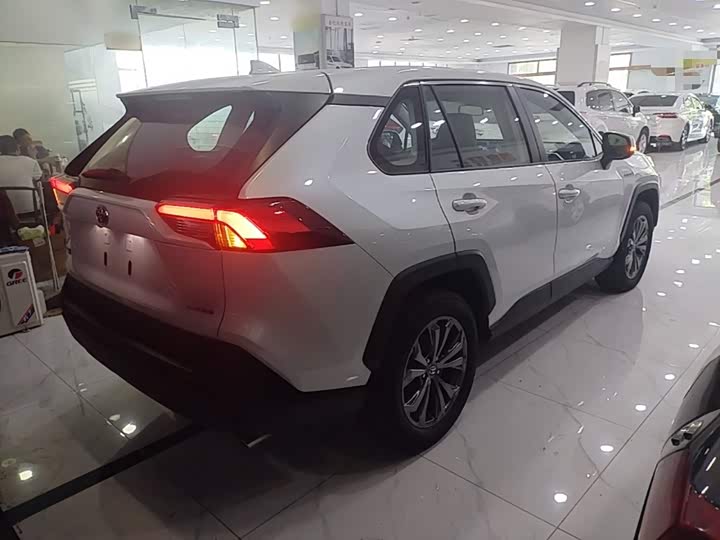Toyota RAV4, 2023 — фото 7 из 9