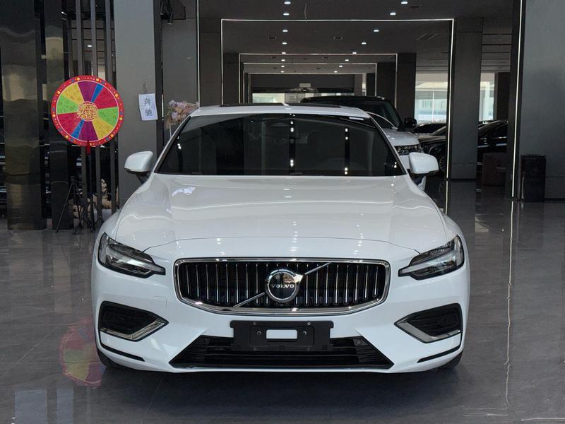Volvo S60, 2023 — фото 2 из 10