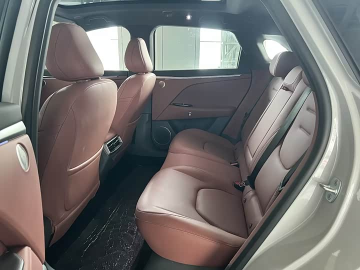 BAIC Arcfox Alpha T5, 2025 — фото 8 из 9