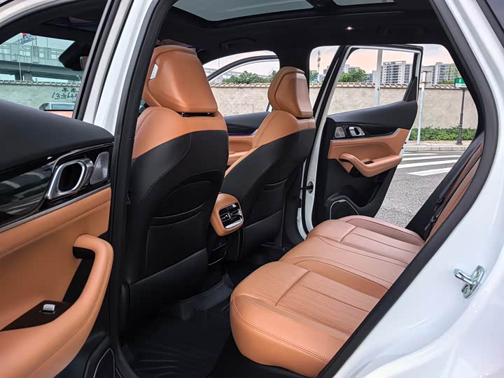 Geely Atlas L, 2025 — фото 7 из 9