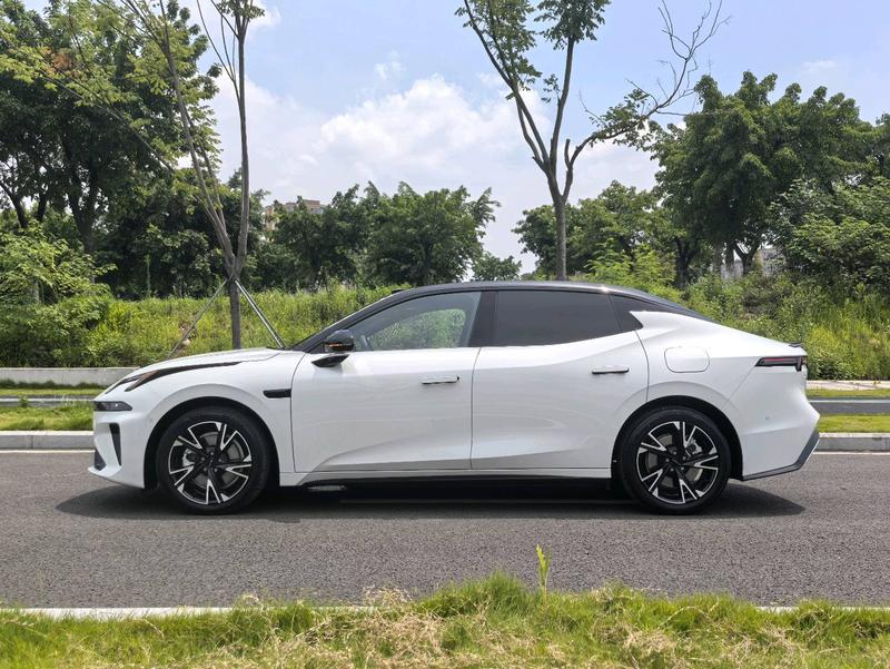 Lynk & Co 07 EM-P Hybrid, 2026 — фото 4 из 12