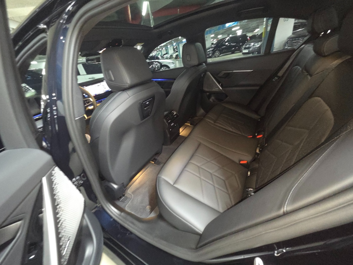 BMW 5 Series, 2025 — фото 10 из 12