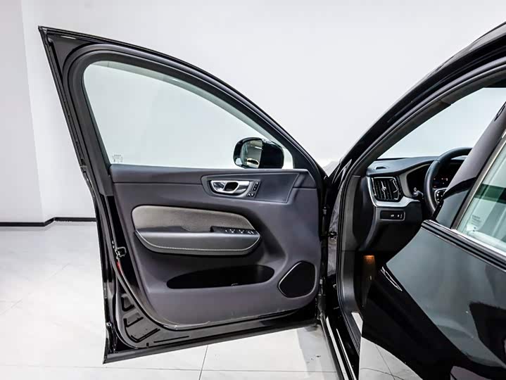 Volvo XC60 Hybrid, 2024 — фото 8 из 9