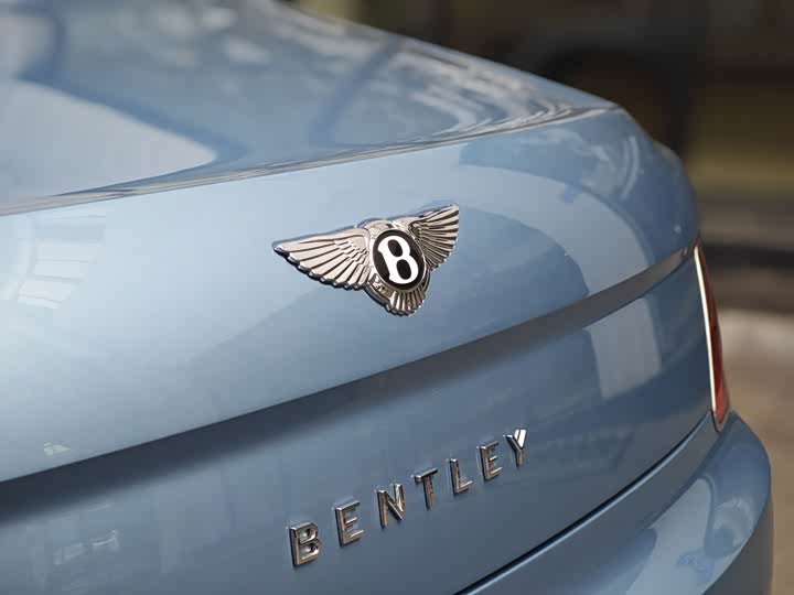 Bentley Flying Spur Hybrid, 2025 — фото 6 из 9