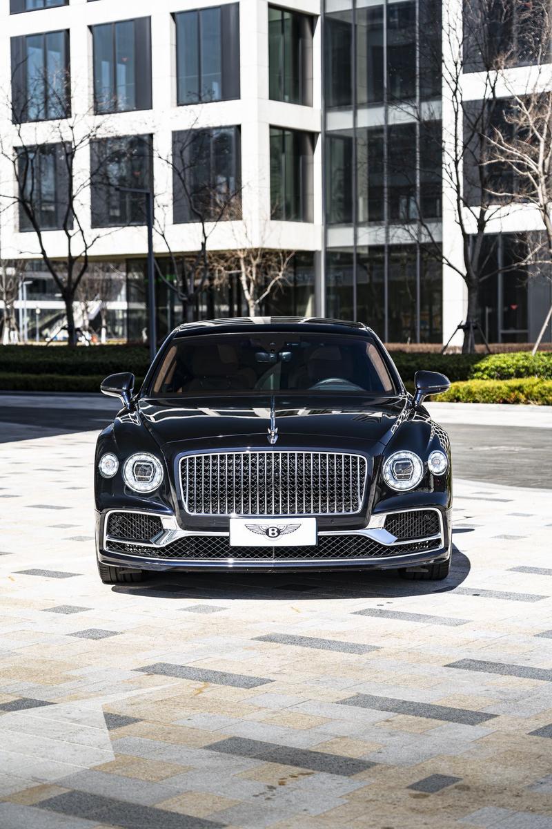 Bentley Flying Spur, 2023 — фото 2 из 10