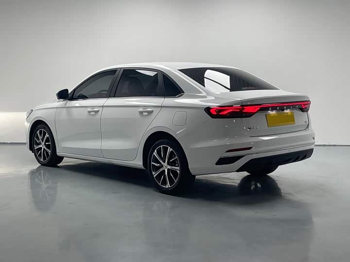 Geely Emgrand, 2022 — фото 7 из 9