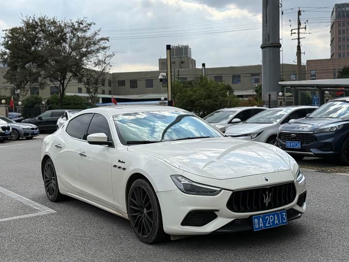 Maserati Ghibli, 2023 — фото 3 из 9