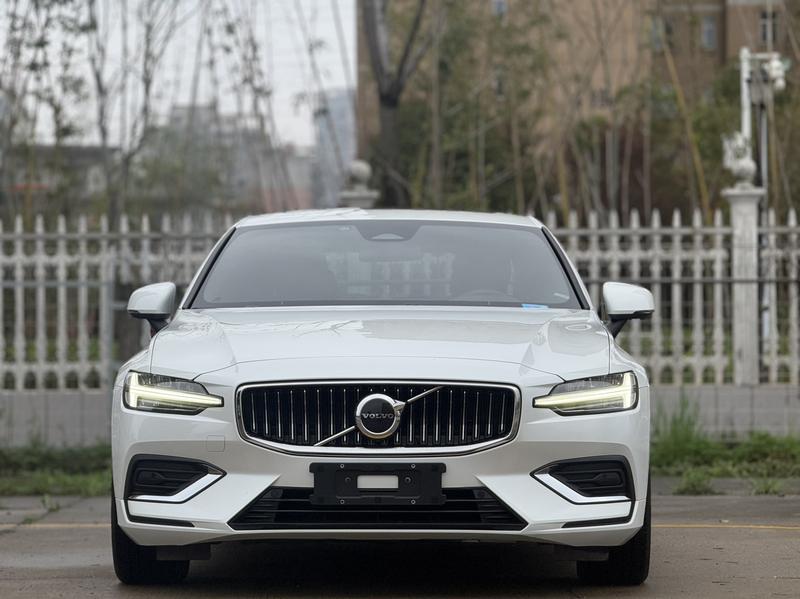 Volvo S60, 2023 — фото 2 из 12