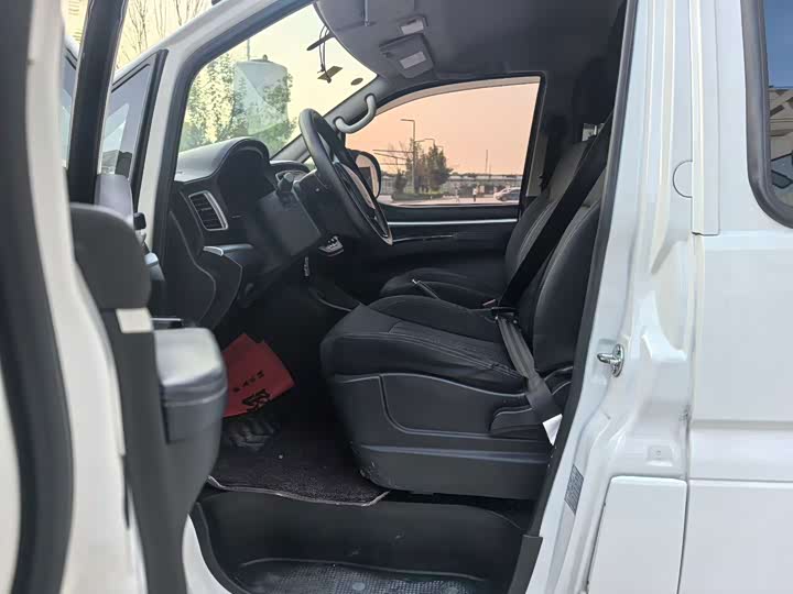 Dongfeng Forthing Lingzhi M5 EV, 2022 — фото 4 из 9