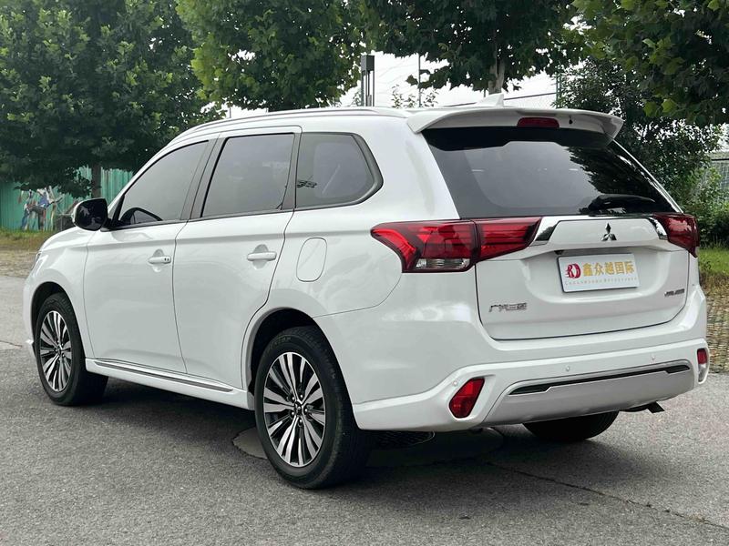 Mitsubishi Outlander, 2023 — фото 4 из 12