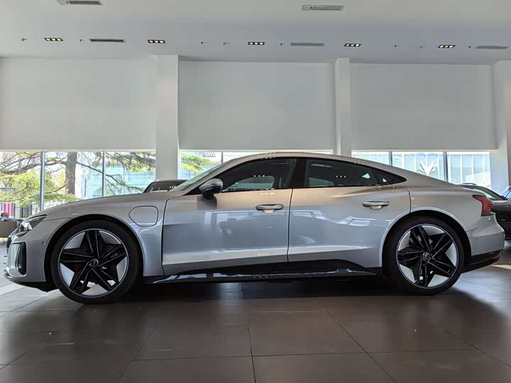 Audi e-tron GT, 2024 — фото 3 из 12