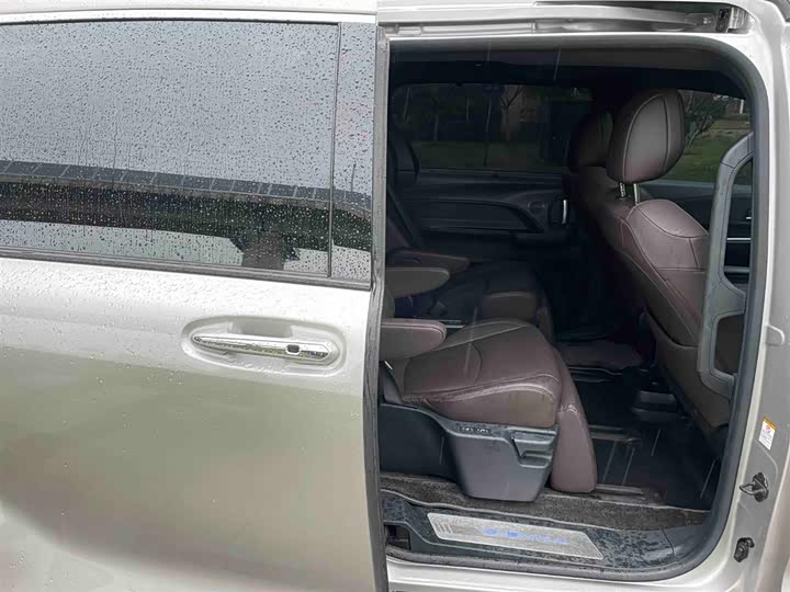 Toyota Sienna, 2022 — фото 8 из 9