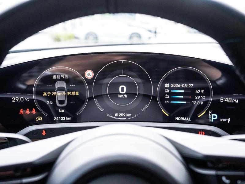 Porsche Taycan, 2023 — фото 7 из 10
