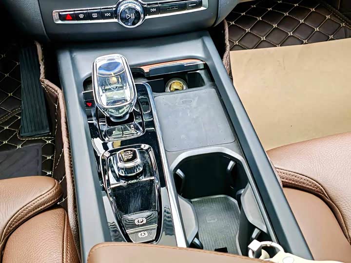 Volvo XC60 Hybrid, 2023 — фото 9 из 9