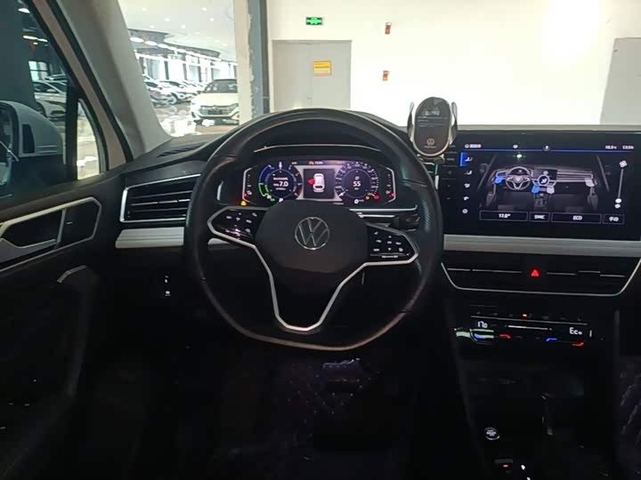 Volkswagen Tiguan L Hybrid, 2023 — фото 7 из 9