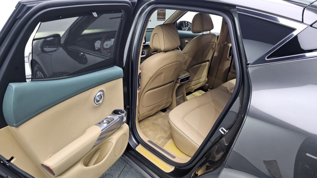 Genesis GV60, 2023 — фото 10 из 12