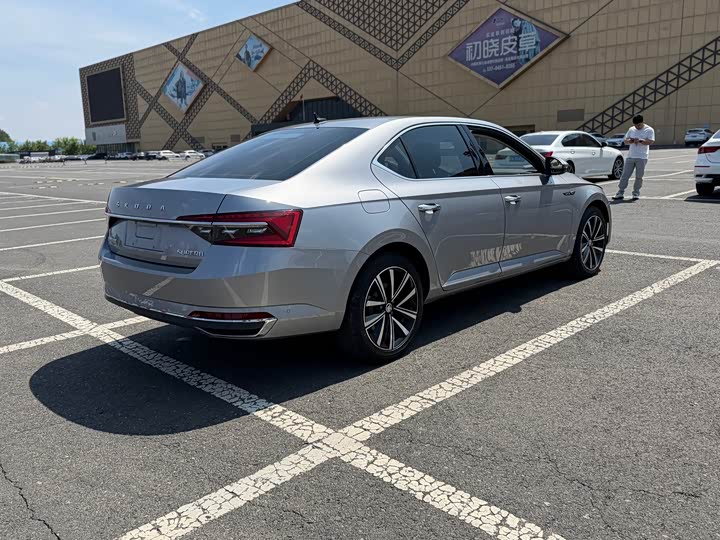 Skoda Superb, 2023 — фото 4 из 9