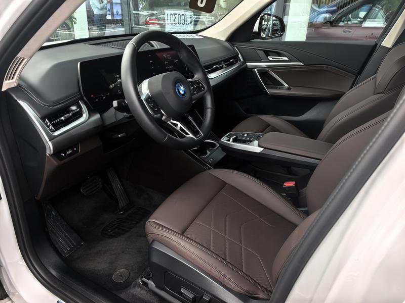 BMW iX1, 2025 — фото 10 из 12