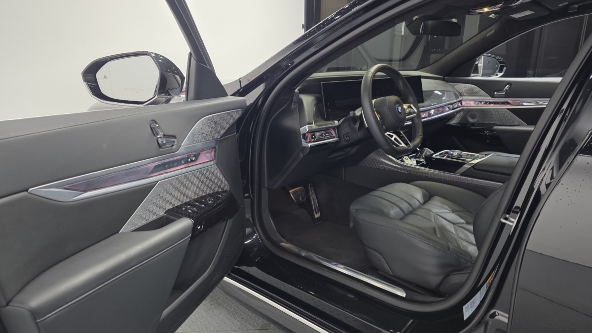 BMW i7, 2023 — фото 10 из 12